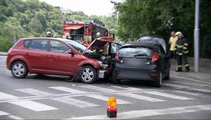 V Bratislave sa zrazili autá, zasahovali aj hasiči