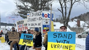 Vance sa po spore so Zelenským stal terčom protestov. Demonštranti mu pokazili lyžovačku