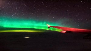 Z okna lietadla nakrútil polárnu žiaru a ohúril svet