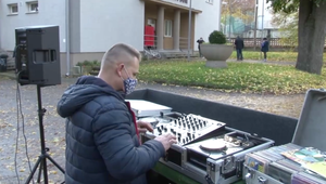 Častkovce skončili s vysokým počtom ľudí s pozitívnou náladou. Počas čakania na negatívny test sa o to postaral miestny DJ