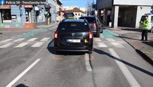 Nehoda na trenčianskom námestí. Alkoholom posilnený taxikár neváhal sadnúť za volant