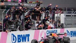 Po ôsmich rokoch Red Bull opäť ťahá sériu víťazstiev