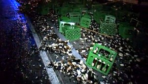 Kamión nevydržal nápor, na ceste skončilo 5 000 fliaš s pivom