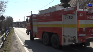 Hasiči zasahujú pri požiari lesného porastu, horí na niekoľkých miestach