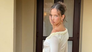 Modelku poriadne skritizovali za TIETO šaty: Mohla sa na svadbu kamarátky takto obliecť?