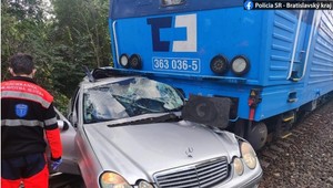 Tragická zrážka s vlakom. Šofér vošiel na priecestie aj napriek funkčnej signalizácii