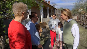 S rodinou žijú v rozpadnutom dome bez kúpeľne. Stredoškolák Peter nabral odvahu riešiť otčimovo týranie