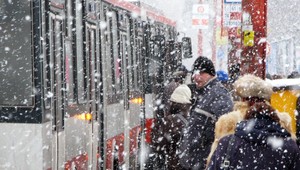 Trolejbusy majú celoročné gumy. Niekedy to však nestačí