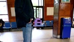 Muž sa sexuálne ukájal pred očami cestujúcich, ktorí čakali na vlak. Pomôžte polícii v pátraní