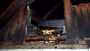 Horiaca chatka uväznila majiteľa a už sa mu nedalo pomôcť