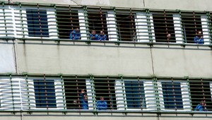 Z preplnených väzníc púšťajú trestancov, ľudia protestujú