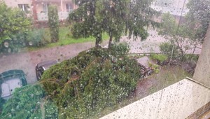 Búrka na strednom Slovensku: Zatopené cesty a popadané stromy potrápili obyvateľov