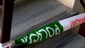 Muž mal škrtiť svojho otca (56) a kričať, že ho zabije. Neskôr napadol policajta v policajnej cele