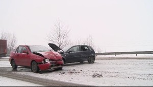 Išiel odhŕňať sneh, cestu autom mu poriadne skomplikoval...