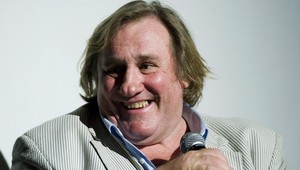 Opitý Depardieu močil v lietadle, teraz sa na tom zabáva...