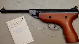 Najprv útočil na svoju mamu, potom na policajnú hliadku. Na policajtov aj vystrelil