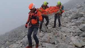 Silný vietor a oblačnosť zmarili zásah vrtuľníka. Záchranári mladíka niesli na ramenách