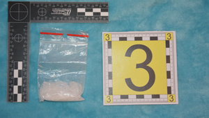 Díler sa skrýval u kamarátky: V byte našli pervitín, marihuanu aj zbraň