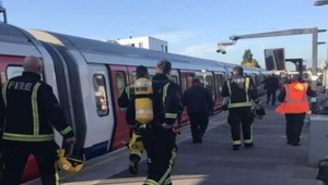 Pri explózii v londýnskom metre sa zranilo 29 ľudí. Kamery zachytili podozrivého