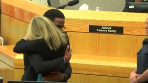 Policajtka, ktorá omylom zastrelila suseda, pôjde za fatálnu chybu na 10 rokov do väzenia