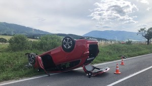 Čelná zrážka pri Terchovej. Rodinu s dvoma deťmi previezli do nemocnice