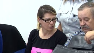 Dvojitá vražda pre peniaze. Žena, ktorá mala zabiť príbuzných, sa postavila pred súd