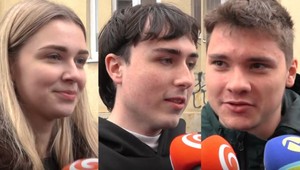 Reakcie po Ficovej prednáške: Jednu zo študentiek učiteľ presviedčal, že za kriedovými nápismi je PS