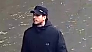 Poznáte muža, ktorého zachytila bezpečnostná kamera? Pomôžte pri objasnení lúpeže