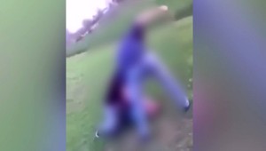 Chlapca na ihrisku napadla partia mladých ľudí. Všetko si nahrávali na telefón