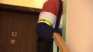 Syn napadol matku nožom. S desiatkami rán je vo vážnom stave