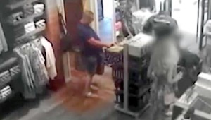 Muž kradol v značkovom obchode. Polícia prosí o pomoc pri pátraní