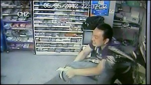 VIDEO: Odvážny predavač dal zlodejovi po holej!