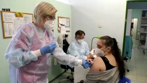 Tretia vlna sa rúti ako tsunami: Podľa štúdie je stále čas dať sa zaočkovať a získať protilátky