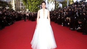 Škandál v Cannes! Reportér sa chcel dostať pod sukňu Americe Ferrere (30)