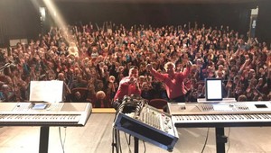 Otec so synom odpálili chytľavú pieseň. Musíte ju počuť aj VY!