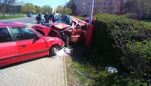 Vážna dopravná nehoda v Šali. Šialenec za volantom zrámoval päť áut