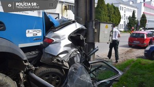 Smetiar v akcii: Vodič zdemoloval osobné auto a poškodil ďalších osem