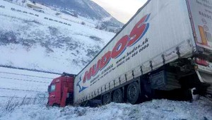 Kamión sa zrútil z mosta na železnicu, vlaková doprava obmedzená