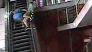 Hrôza v nákupnom centre. Mladík sa zrútil z eskalátora