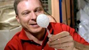 Vo vesmíre je zábavné takmer všetko. Aj rozpúšťanie šumivej tablety