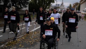 614. deň na Ukrajine: ​Približne dvetisíc Ukrajincov si behom v Kyjeve pripomenulo padlých vo vojne