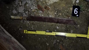 Zakrvavený muž v noci utiekol pred útočníkom, ktorý ho napadol mačetou