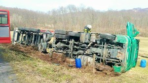 Tri nehody kamiónov. Spôsobili kolaps dopravy, aj kontamináciu pôdy