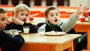 Obedy zadarmo v školách končia. Doplatia na to vraj tí, ktorí pomoc štátu potrebujú najviac