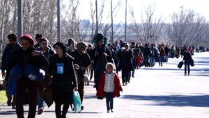 Nával migrantov. Do gréckeho prístavu prišli tisíce utečencov