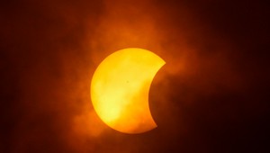 Žena strieľala na vodičov na diaľnici. Tvrdila, že jej to vnukol Boh so zatmením Slnka