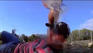 VIDEO: Muži sa snažili roztlačiť policajné auto, potom ho poliali alkoholom