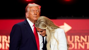 Tisíce ľudí sa rozlúčili s Charliem Kirkom. Vdova odpustila vrahovi, Trump hovoril o mučeníctve