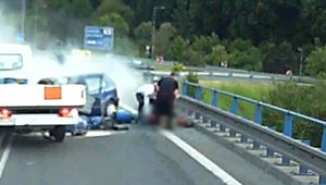 Mladá vodička prešla do protismeru. Čelne sa zrazila s dodávkou