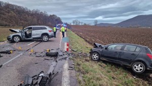 Po zrážke dvoch áut zomrel 55-ročný muž. Do cesty im skočila lesná zver